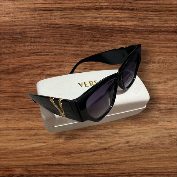 Accessories - women’s V sunglasses black square designer fashion